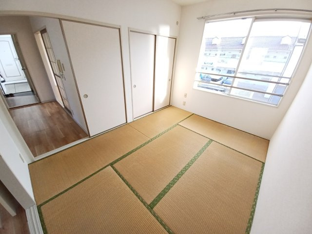 スズトハイツA棟の和室|明るい和室です