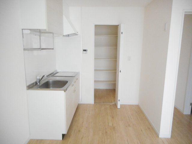 フェリーチェSt.のその他|冷蔵庫置場、シューズインクローゼットに繋がるキッチンです