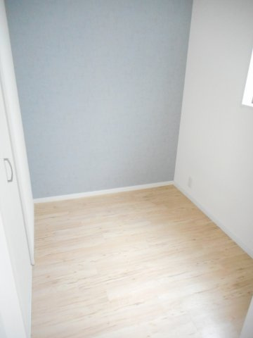 フェリーチェSt.の寝室|約2.5帖の寝室はアクセントクロスが素敵です