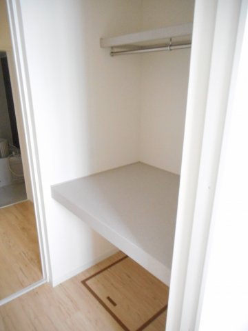 フェリーチェSt.の収納|ウォークスルークローゼットには棚もあり片付けがはかどりますね