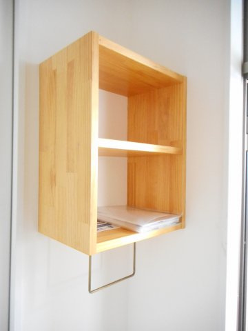 フェリーチェSt.の内装|玄関にはコンパクトな棚がついており、鍵や小物を置いておくのに便利です