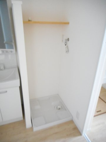 フェリーチェSt.の洗面所|洗濯機置き場の上には棚もあり、洗剤などを置くのに便利です