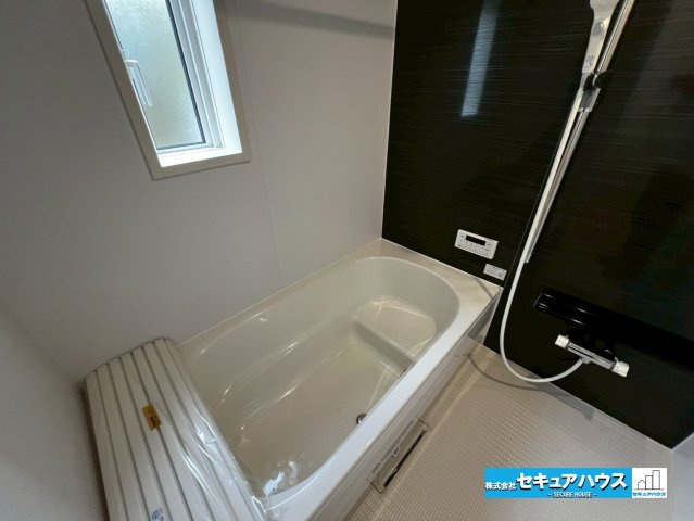 【今からご案内可能】豊明市沓掛町上高根 全3棟 の浴室|【浴室】
◆アクセントパネルで落ち着きのある雰囲気を演出します。毎日の疲れを癒やすバスタイムをお楽しみ下さい！
◆窓付きで、カビの繁殖を抑える効果があります。