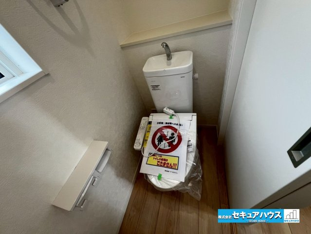 【今からご案内可能】豊明市沓掛町上高根 全3棟 のトイレ|【高機能トイレ】
◆高機能トイレの多くは便器のフタの開閉が自動であり、使用後に手動で水を流す面倒もなく非常に便利です。スタイリッシュな見た目で、お掃除しやすく、節水効果が高いです。