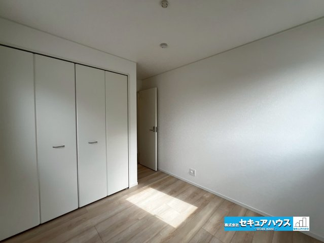 【今からご案内可能】豊明市沓掛町上高根 全3棟 の洋室|【洋室】
◆広々とした居住空間は日々の暮らしを彩り、心のやすらぎと満足感を与えてくれます。通風と採光を考慮した設計は子供たちはのびのび育ち、家族でくつろぎと団らんを生み出します。