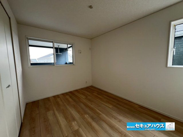 【今からご案内可能】豊明市沓掛町上高根 全3棟 の洋室|【洋室】
◆家族一人ひとりの大切なプライベート空間。趣味に合わせて使って頂けるようシンプルに仕上げてあります。暮らし心地を大きく左右する収納を、適材適所に配置し使い勝手を考慮しました。　