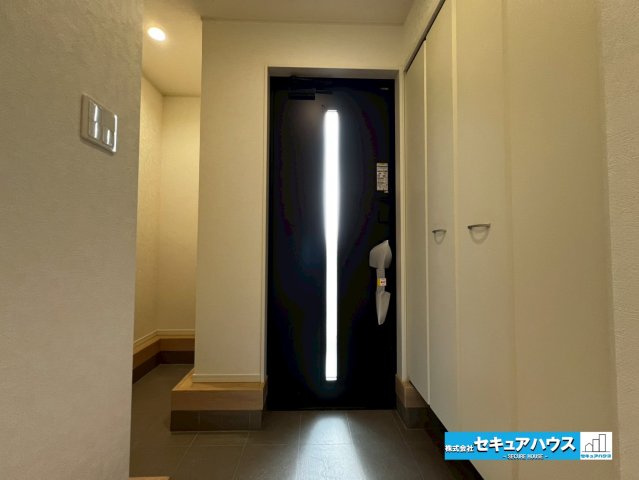 【今からご案内可能】豊明市沓掛町上高根 全3棟 の玄関|【玄関】
◆光が差し込み明るいです。気分も晴れやかになりますね。
◆玄関には、収納力のあるシューズクロークがございます。玄関まわりがすっきり片付きます。　