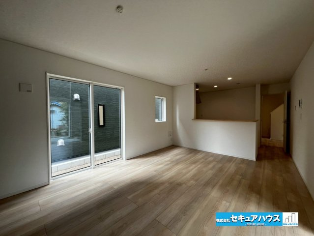 【今からご案内可能】豊明市沓掛町上高根 全3棟 の居間・リビング|【LDK】
◆家族揃ってリビングで過ごすお休みの日が、楽しみになる場所となることでしょう。
対面式のオープンキッチンは、家事をしながら家族の様子が一目でわかる安心＆便利設備♪