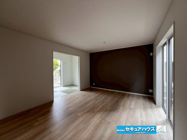 【今からご案内可能】豊明市沓掛町上高根 全3棟 の居間・リビング|【LDK】
◆アクセントクロスを使用することでオシャレなリビングに仕上がっています♪