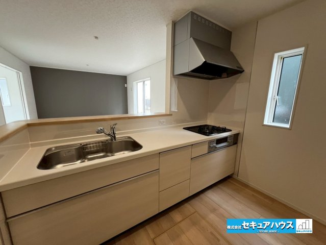 【今からご案内可能】豊明市沓掛町上高根 全3棟 のキッチン|【キッチン】
◆同時にたくさんの料理が調理できる。「焼く・蒸す・煮る」の工程を同時進行で進めることができるので、料理を素早く作ることができます。育児でバタバタ忙しいママに嬉しい♪