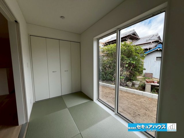 【今からご案内可能】豊明市沓掛町上高根 全3棟 の和室|【和室】
◆1階続き和室のメリットは、来客対応や子育てに便利であること、そしてリビングとの一体感による開放感です。将来的には、高齢者の寝室としても利用しやすいという利点もあります。 