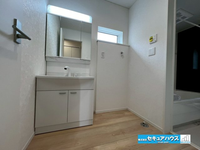 【今からご案内可能】豊明市沓掛町上高根 全3棟 の独立洗面台|【洗面台】
◆鏡の裏にはたっぷりと収納スペースを標準装備！
◆電源を付属しているのでドライヤーなど利用できます。