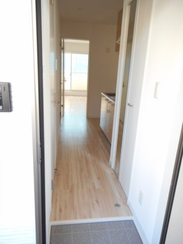 シャルル　フォワイエの玄関|明るい玄関です