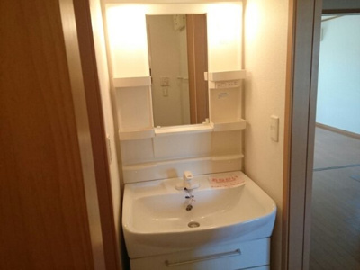 【洗面所】 | コモド・ピアッツァⅠ | 脱衣スペースもあります