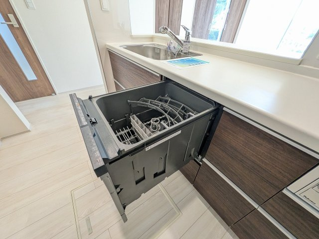 八王子市　富士見町　新築一戸建てのキッチン|～食洗機付き　食事後の食器洗いはお任せ、家族でゆっくりとくつろげます～