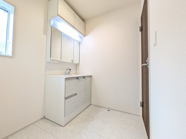 八王子市　富士見町　新築一戸建ての独立洗面台|～３面鏡付きの独立洗面台　細々している物をスッキリ収納出来ます～