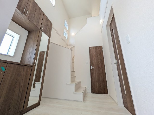 八王子市　富士見町　新築一戸建ての玄関|～上部吹抜けにより開放感のある玄関ホール～
