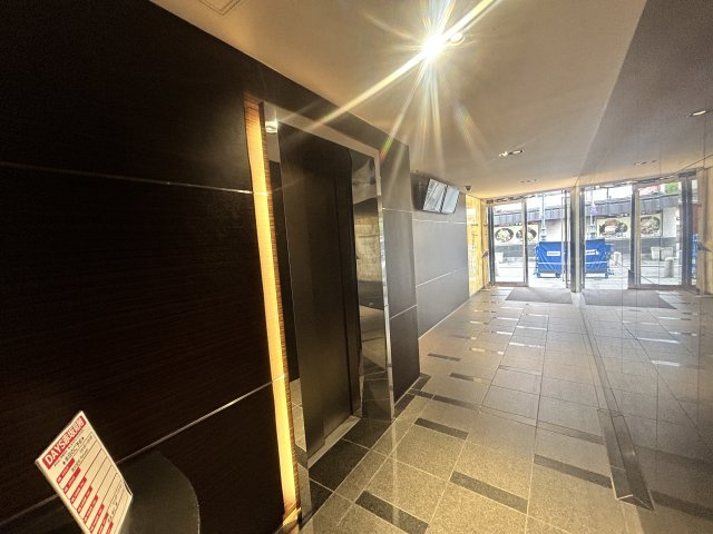 紀陽ビルのエントランス