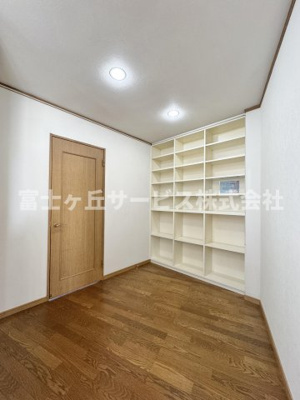 【収納】 | 静岡市清水区幸町 中古戸建て | 3Fホールにある収納棚です