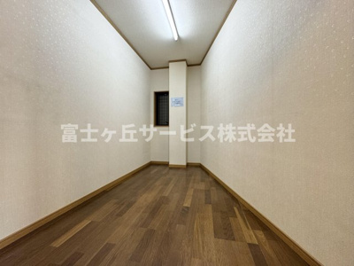 【収納】 | 静岡市清水区幸町 中古戸建て | 収納豊富なウォークインクローゼット