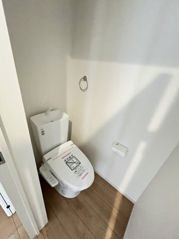 【内装】 | 福岡市早良区賀茂1丁目1期　1号棟（全2棟）【仲介手数料無料・0円】 | 施工例。1階のトイレです。施工例は完成時と異なる場合があります。