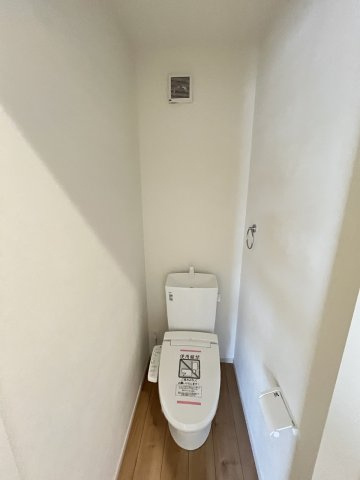 【内装】 | 福岡市早良区賀茂1丁目1期　1号棟（全2棟）【仲介手数料無料・0円】 | 施工例。2階にもトイレです。施工例は完成時と異なる場合があります。