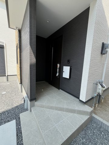 【玄関】 | 福岡市早良区賀茂1丁目1期　1号棟（全2棟）【仲介手数料無料・0円】 | 施工例。施工例は完成時と異なる場合があります。