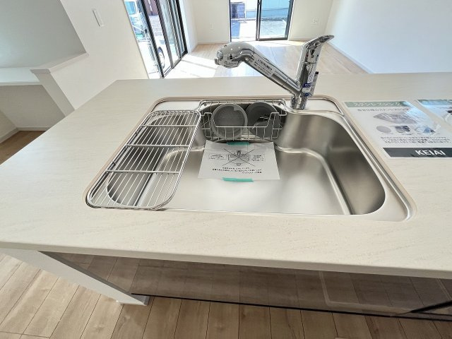 【キッチン】 | 福岡市早良区賀茂1丁目1期　1号棟（全2棟）【仲介手数料無料・0円】 | 施工例。施工例は完成時と異なる場合があります。
。
