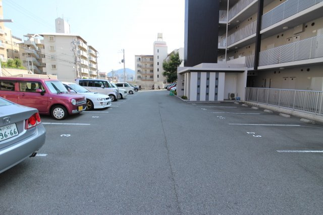 ツルトスコⅡ番館の駐車場