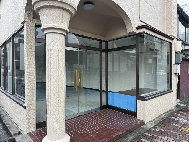 末広温泉町テナント1階のエントランス