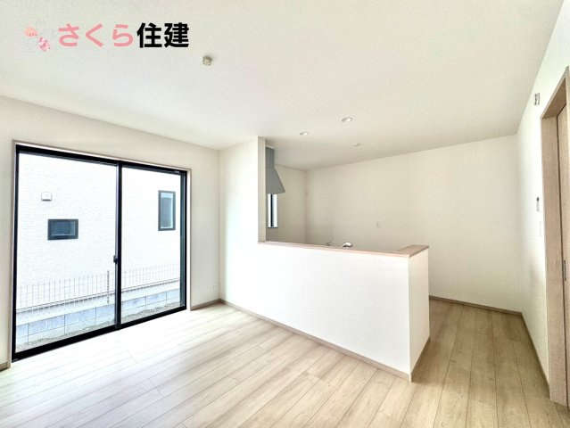 東町317番　　B棟のキッチン|家族の会話が弾み、お料理の間も子どもに目配りが出来る対面式カウンターキッチン♪
