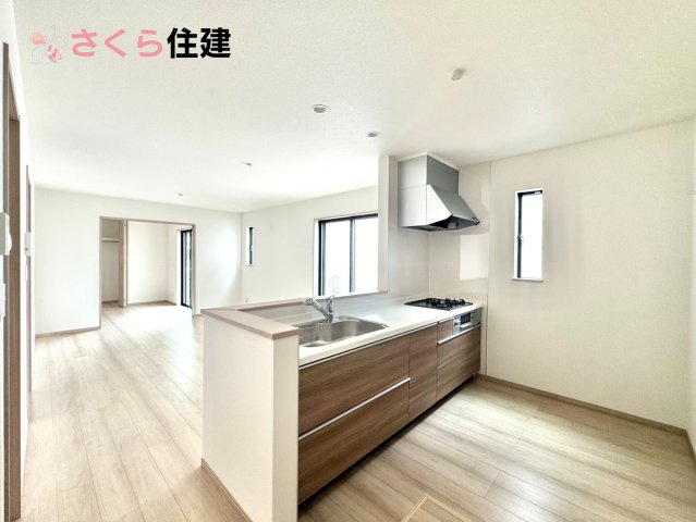 東町317番　　B棟のキッチン|対面式システムキッチン。リビングを見渡せるキッチンで家族の様子をうかがいながら料理がはかどりそう！