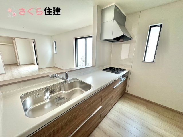 東町317番　　B棟のキッチン|お子様と並んで料理をしても余裕のゆとりのキッチン。お子様と一緒に料理も叶いますよ♪