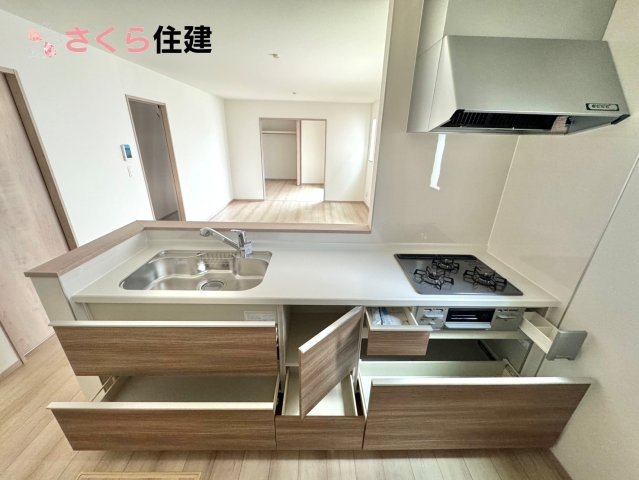 東町317番　　B棟のキッチン|キッチン下収納は奥まで引き出せるので、大きく屈まなくても楽に必要なものがパッと取り出せます！