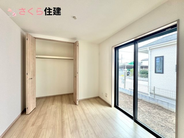 東町317番　　B棟の洋室|リビング横の洋室は、思い切りお子様が遊べるキッズスペースにぴったり！押入はおもちゃをすっきり収納♪