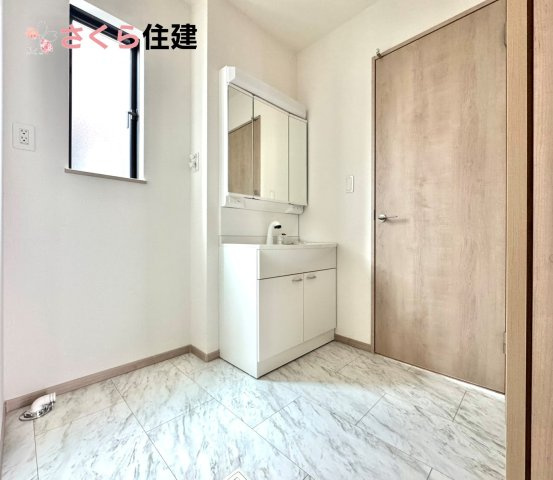 東町317番　　B棟の独立洗面台|ゆとりある広さの洗面所。両サイド収納の洗面台で、二人ならんで同時の身支度もスムーズです。