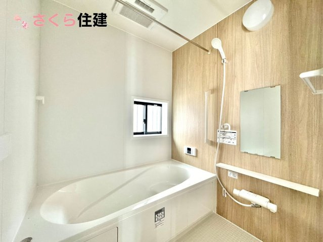 東町317番　　B棟の浴室|梅雨の時期は大活躍の浴室乾燥機！家族の数だけ増える洗濯物もしっかり乾かせます