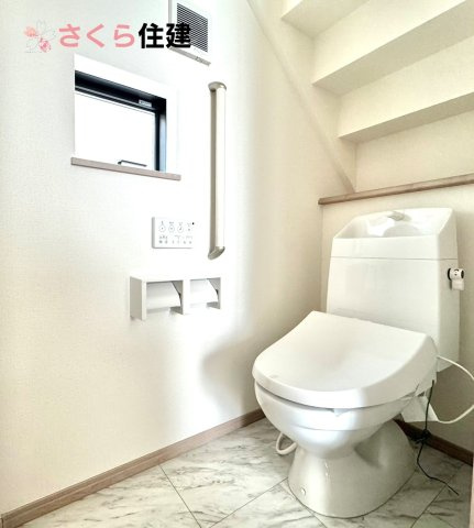 東町317番　　B棟のトイレ|トイレは各階完備。夜、トイレに起きても、2階の寝室から1階のトイレに降りる必要はありません。