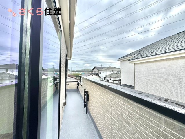 東町317番　　B棟のバルコニー|バルコニー♪家族全員分の布団もゆったり並べられるます♪
