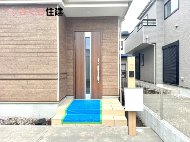 東町317番　　B棟の玄関|夜間でも来訪者の顔を認識できるLEDライトを装備！ＴＶモニター付きインターフォンで安心のセキュリティ