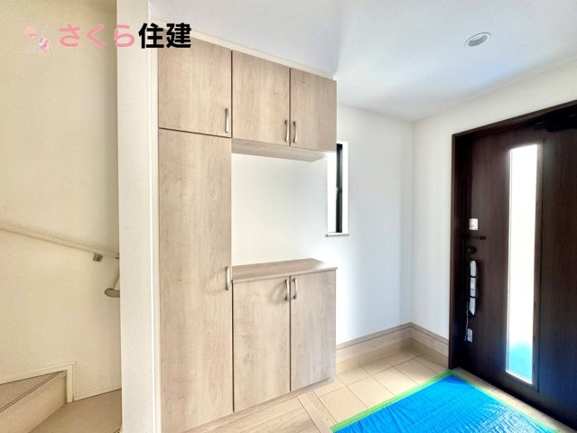 東町317番　　B棟の玄関|玄関がいつも片づく大型シューズボックス。お子様の靴のサイズが大きくなっていっても安心の広々スペース！