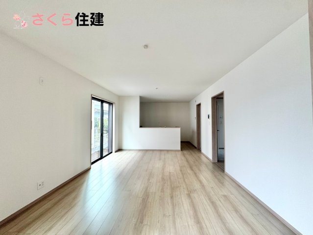 東町317番　　B棟の居間・リビング|16帖LDKはキッチンで家事をしながらでもお子様に一対一で向き合える時間が作れます！！
