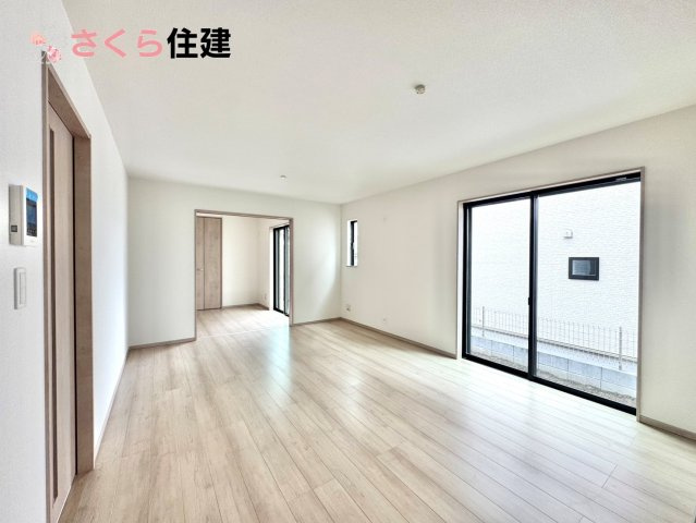 東町317番　　B棟の居間・リビング|広々16帖LDLは南向きで日当たり良好。ゆったりとした時間の流れる開放的なくつろぎの空間！
