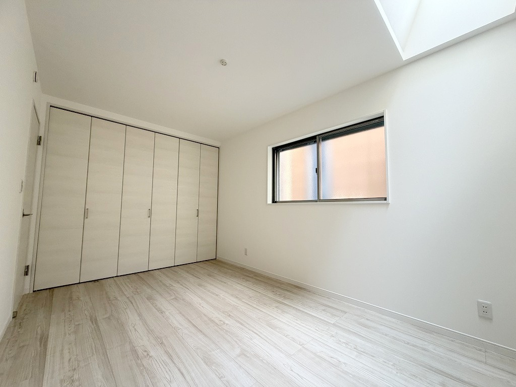 三郷市高州1丁目　新築戸建　全1棟の洋室|大型クローゼット付きの洋室6.75帖