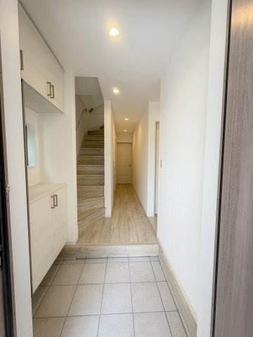 三郷市高州1丁目　新築戸建　全1棟の玄関|玄関から見た室内写真です