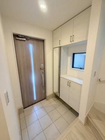 三郷市高州1丁目　新築戸建　全1棟の玄関|家族全員分の靴も収納できるシューズボックスです