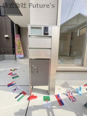 三郷市高州1丁目　新築戸建　全1棟のエントランス|不在時に便利な宅配BOX完備