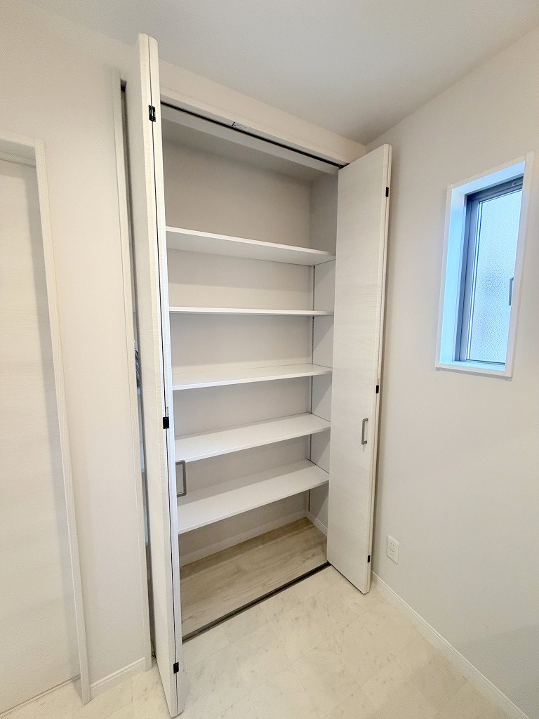 三郷市高州1丁目　新築戸建　全1棟の収納|洗面脱衣所に収納付きでタオルやパジャマの収納に活躍します