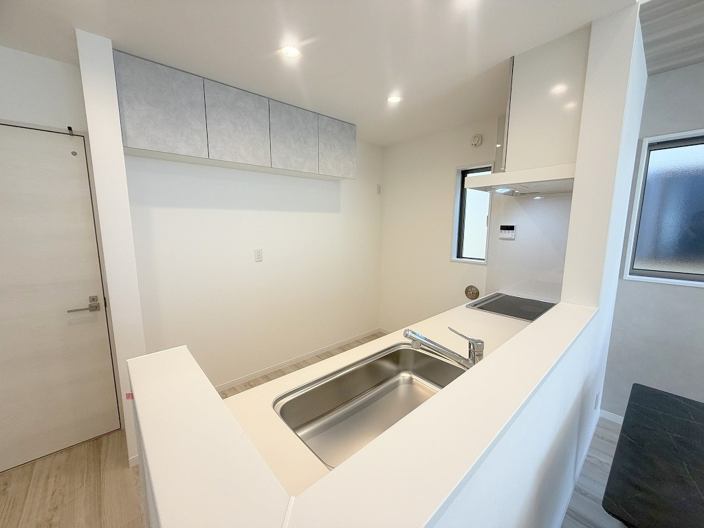 三郷市高州1丁目　新築戸建　全1棟のキッチン|備付上部収納付きでキッチン用品もたっぷり収納出来ます