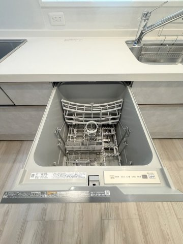 三郷市高州1丁目　新築戸建　全1棟のキッチン|家事の時短につながる食洗機完備